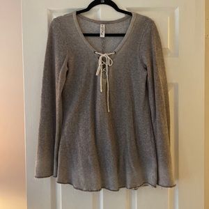 Flattering gray sweatshirt. Size medium with fun details.